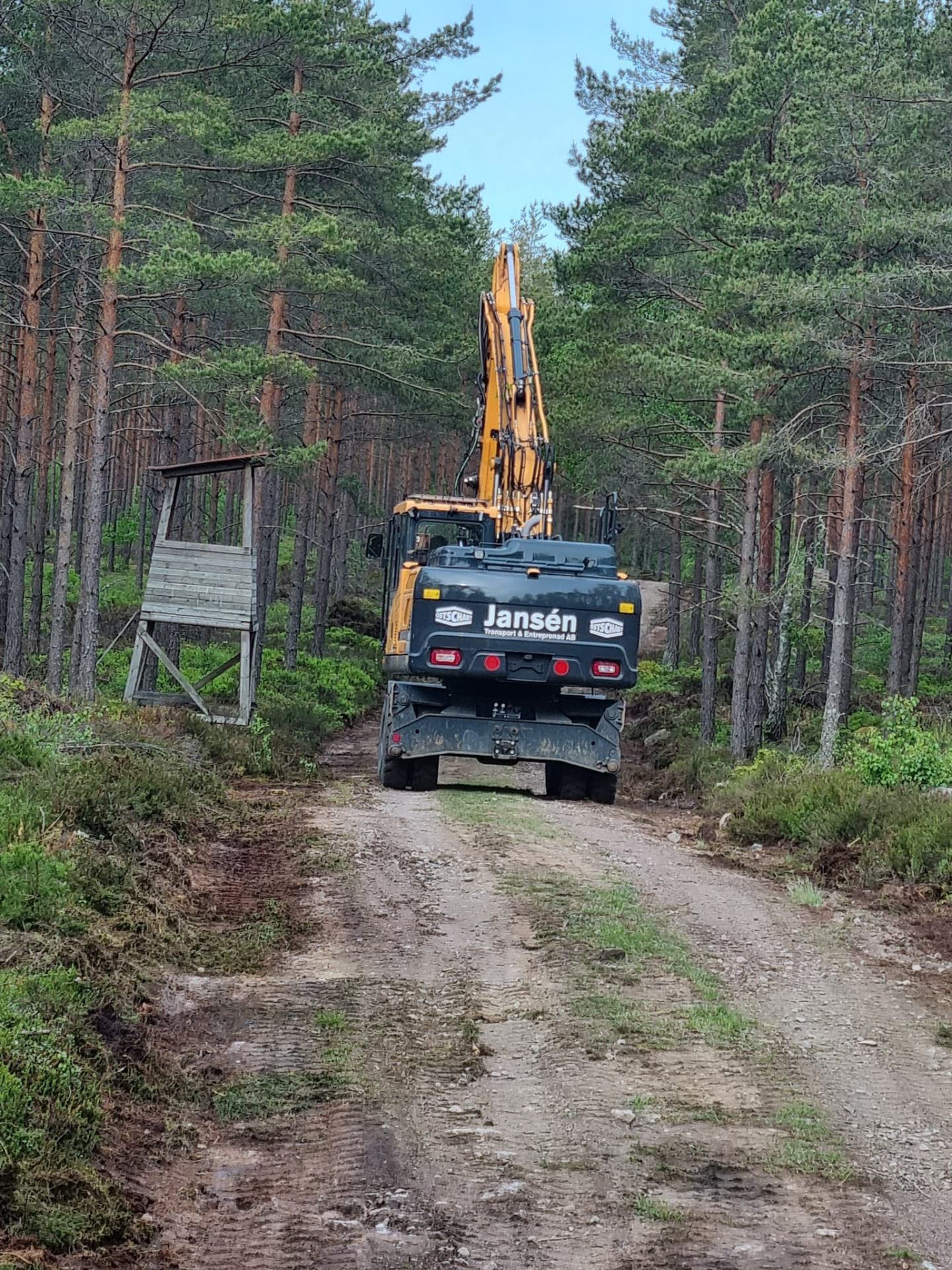 Jansén grävmaskin på skogsväg