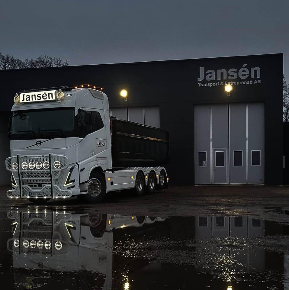 Volvo tippbil framför Jansén-lokalerna i skymning