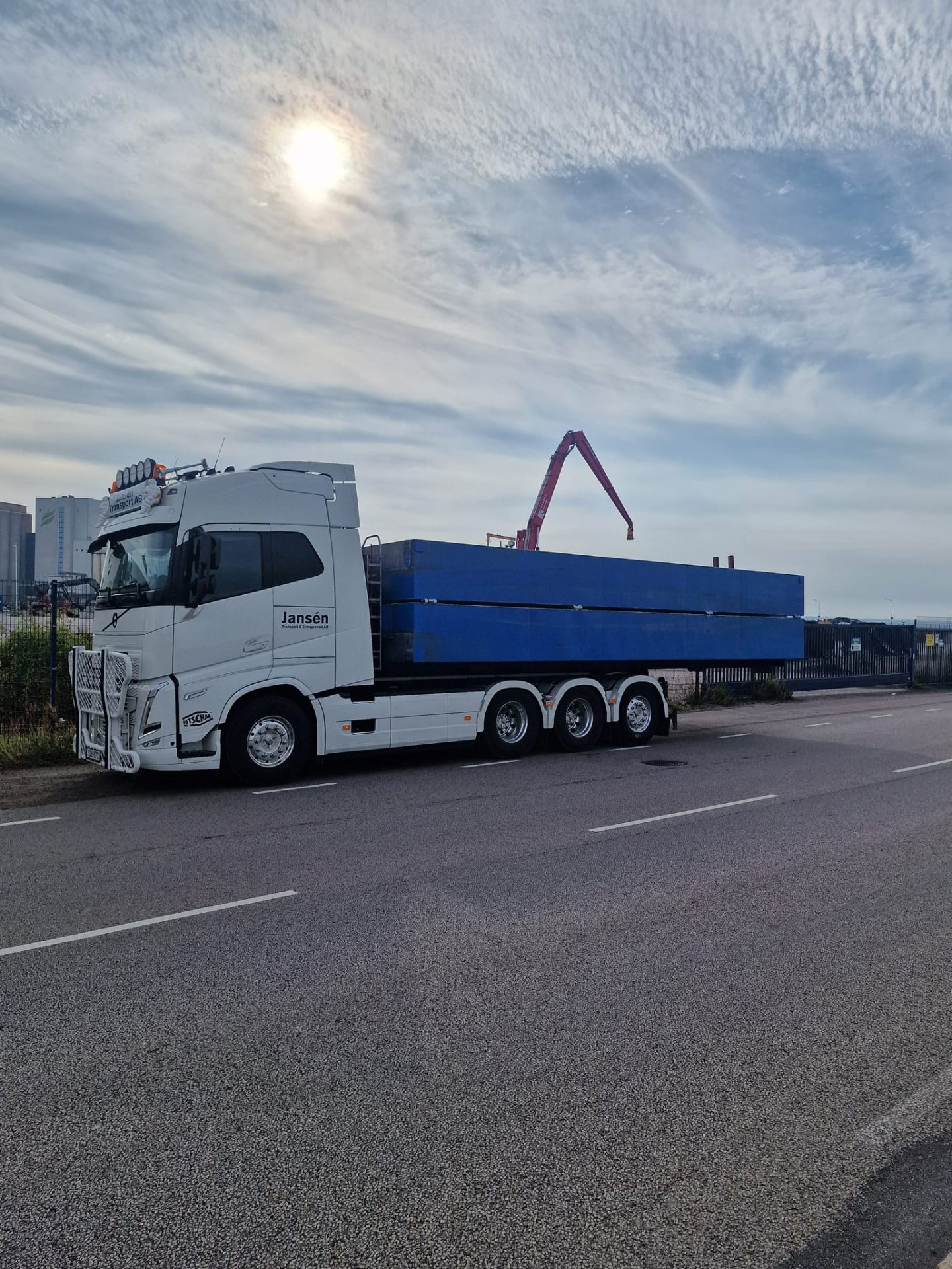 Volvo flakbil med byggelement