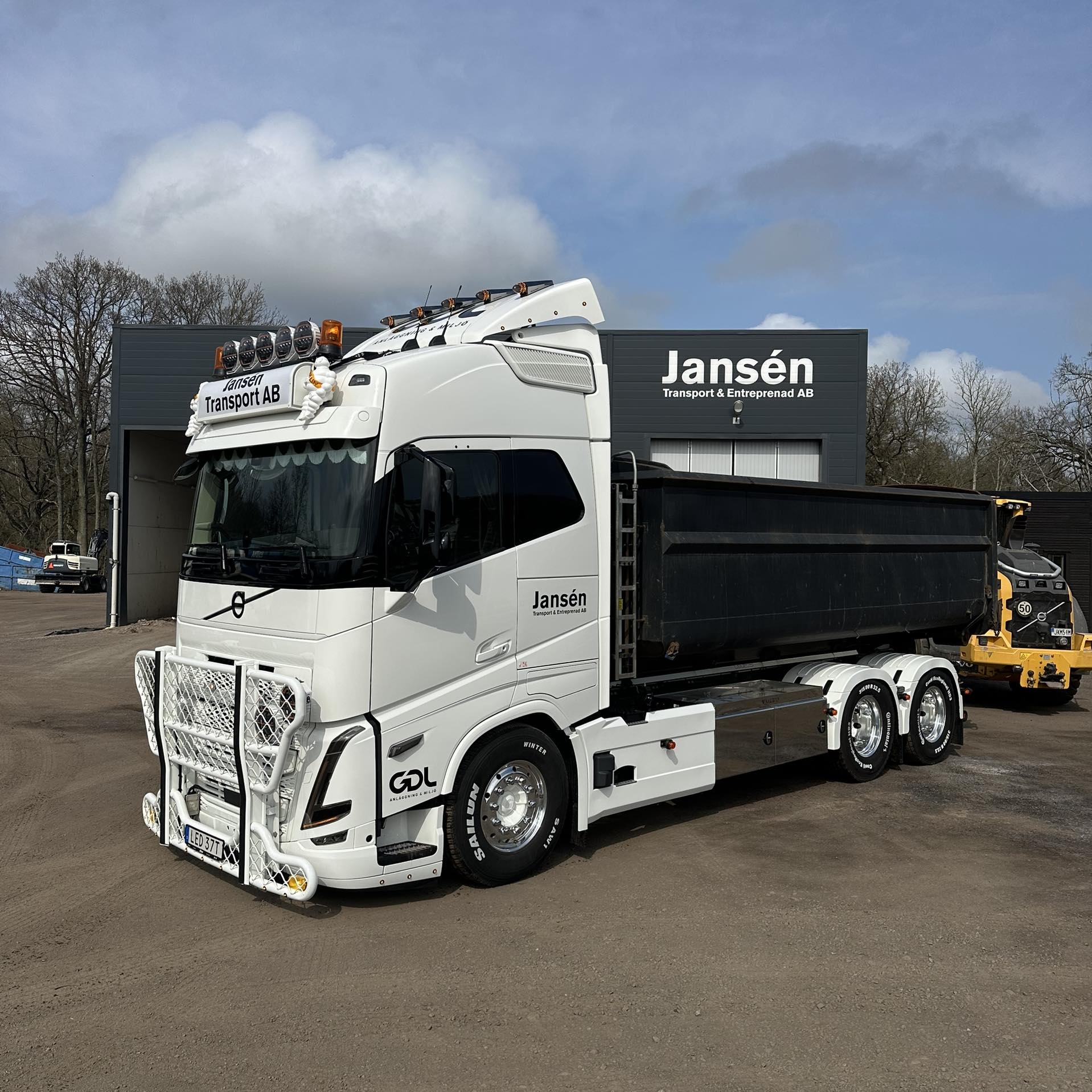Volvo FH Jansén Transport AB framför HQ